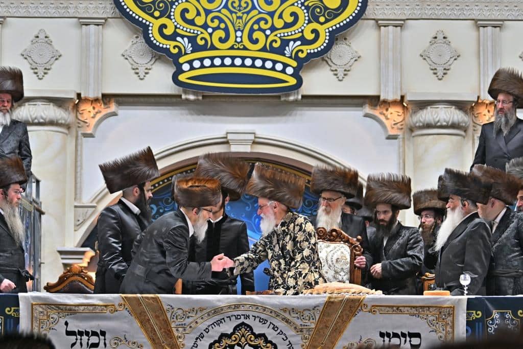 אלפים בשמחת בית ויז'ניץ ופרמישלאן  במתחם הדי סיטי בירושלים