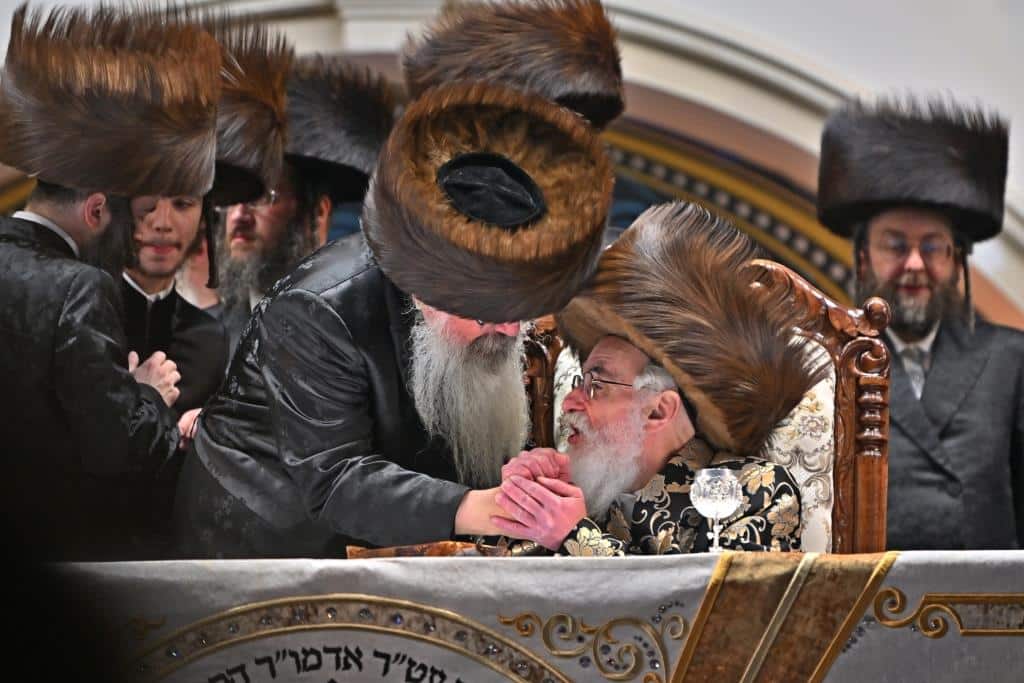 אלפים בשמחת בית ויז'ניץ ופרמישלאן  במתחם הדי סיטי בירושלים