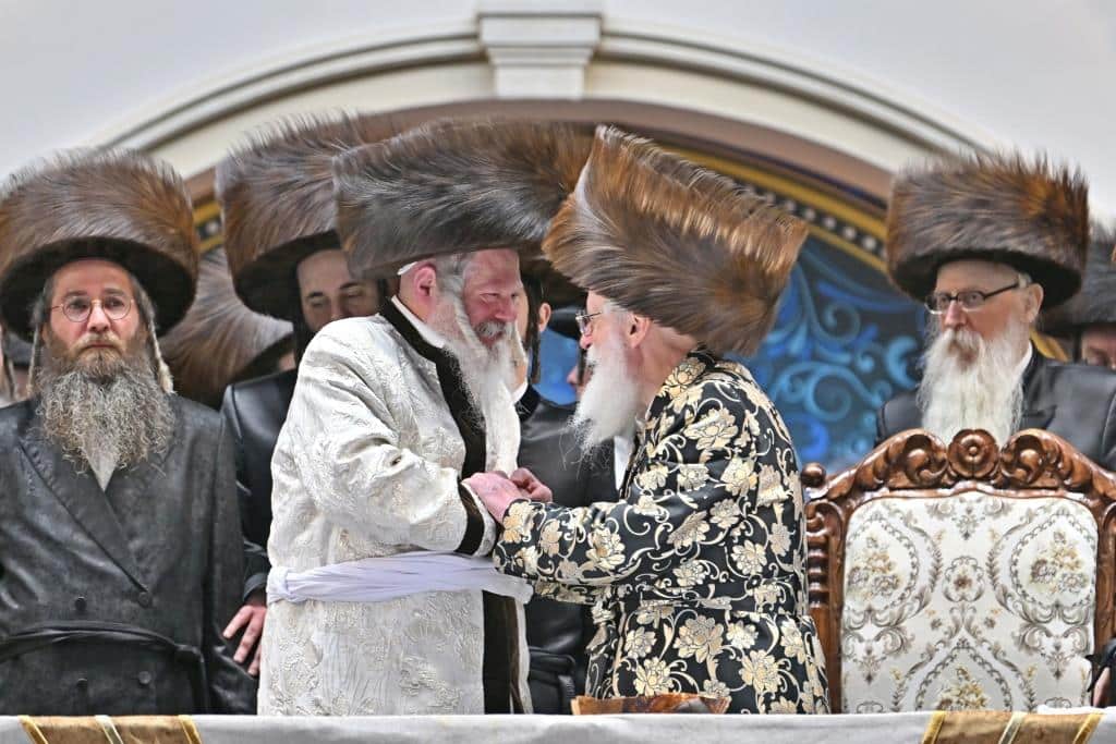 אלפים בשמחת בית ויז'ניץ ופרמישלאן  במתחם הדי סיטי בירושלים