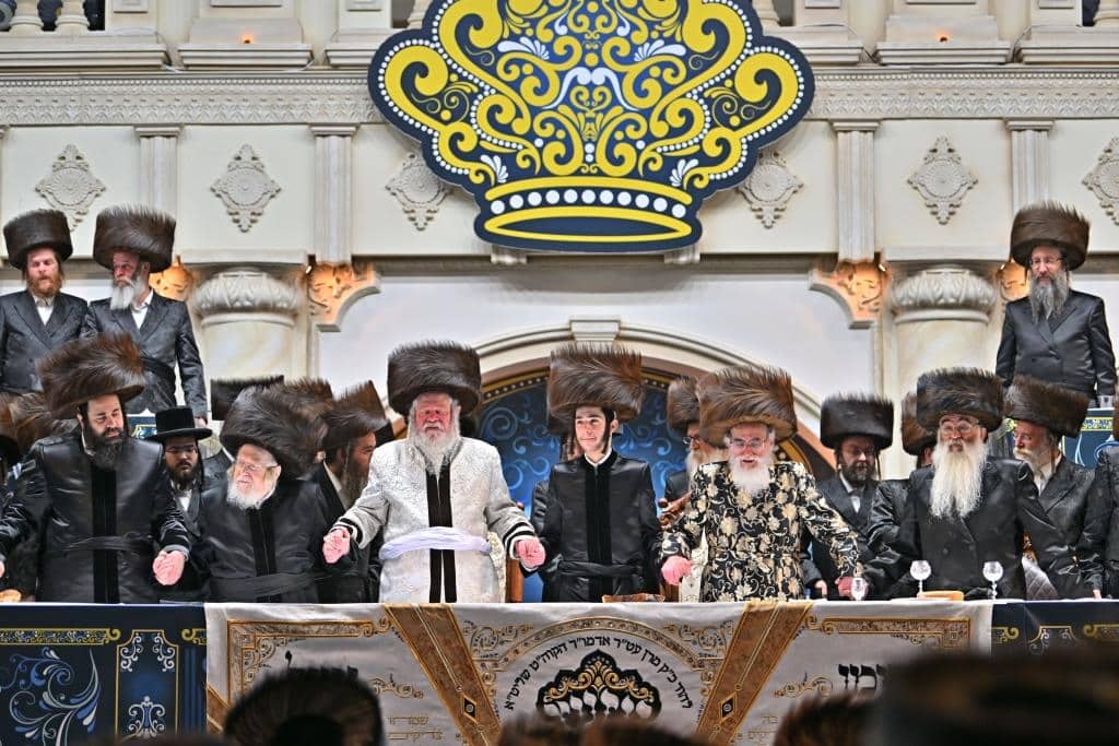 אלפים בשמחת בית ויז'ניץ ופרמישלאן  במתחם הדי סיטי בירושלים