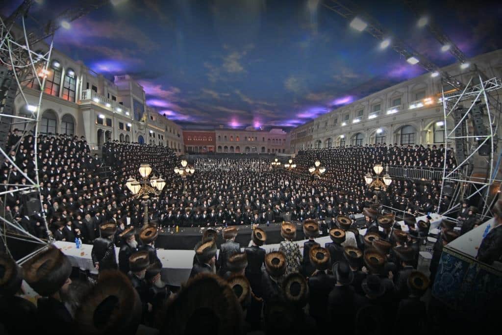 אלפים בשמחת בית ויז'ניץ ופרמישלאן  במתחם הדי סיטי בירושלים