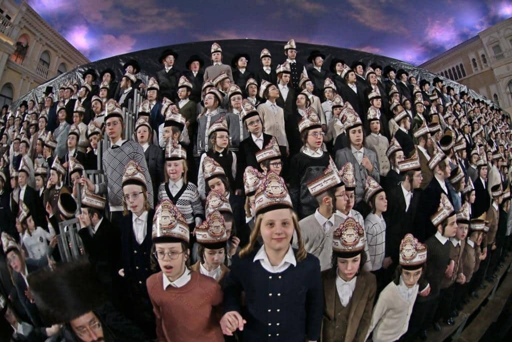 אלפים בשמחת בית ויז'ניץ ופרמישלאן  במתחם הדי סיטי בירושלים