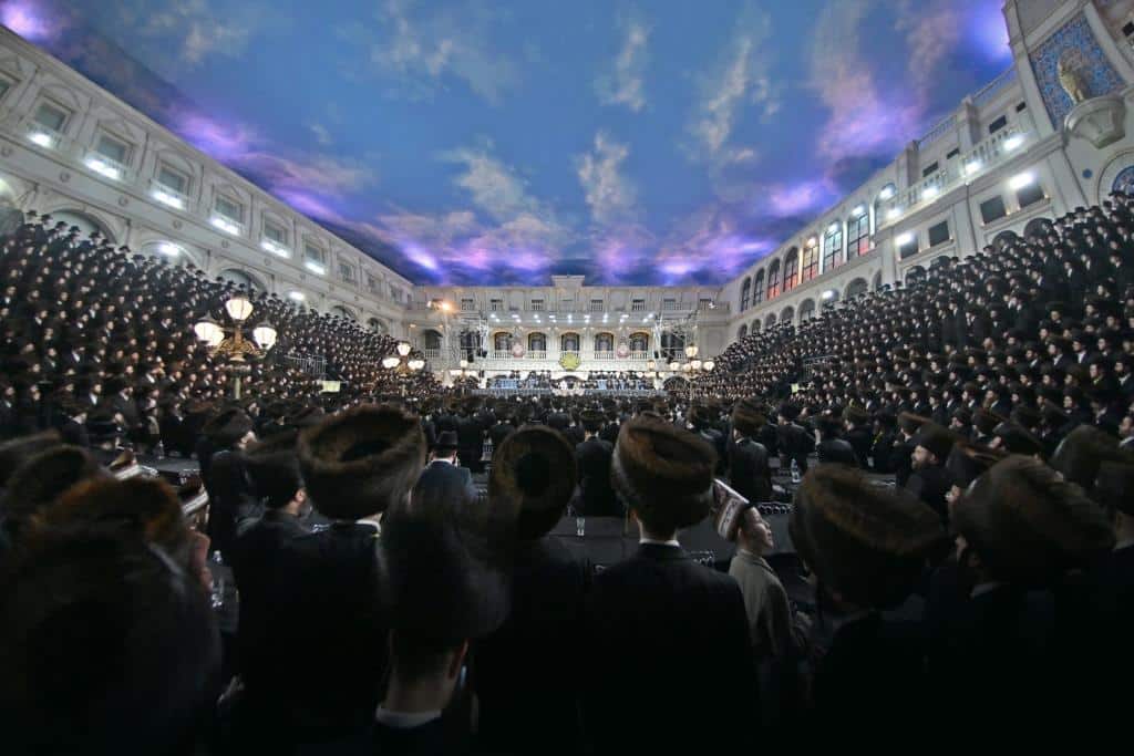 אלפים בשמחת בית ויז'ניץ ופרמישלאן  במתחם הדי סיטי בירושלים