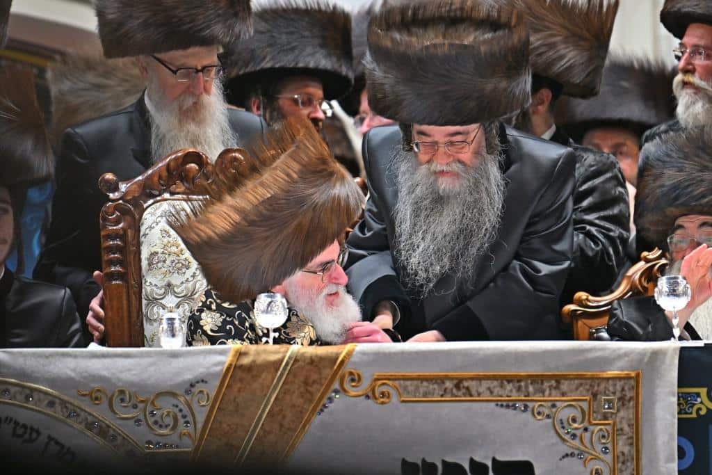 אלפים בשמחת בית ויז'ניץ ופרמישלאן  במתחם הדי סיטי בירושלים