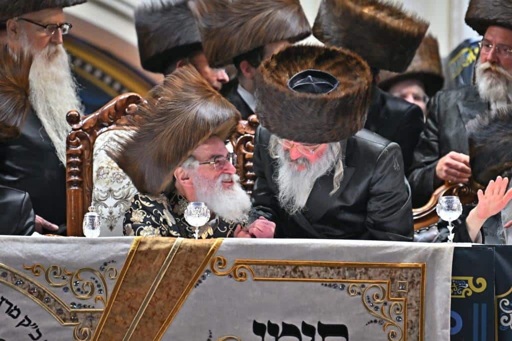 אלפים בשמחת בית ויז'ניץ ופרמישלאן  במתחם הדי סיטי בירושלים