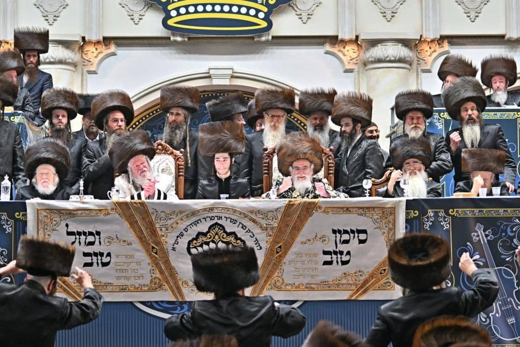 אלפים בשמחת בית ויז'ניץ ופרמישלאן  במתחם הדי סיטי בירושלים