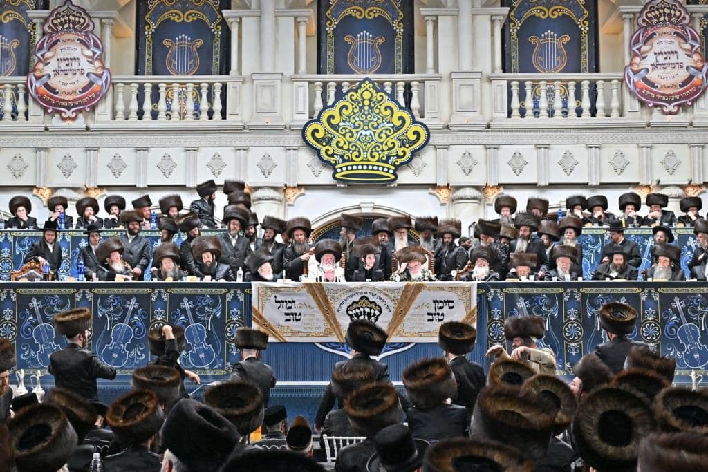 אלפים בשמחת בית ויז'ניץ ופרמישלאן  במתחם הדי סיטי בירושלים