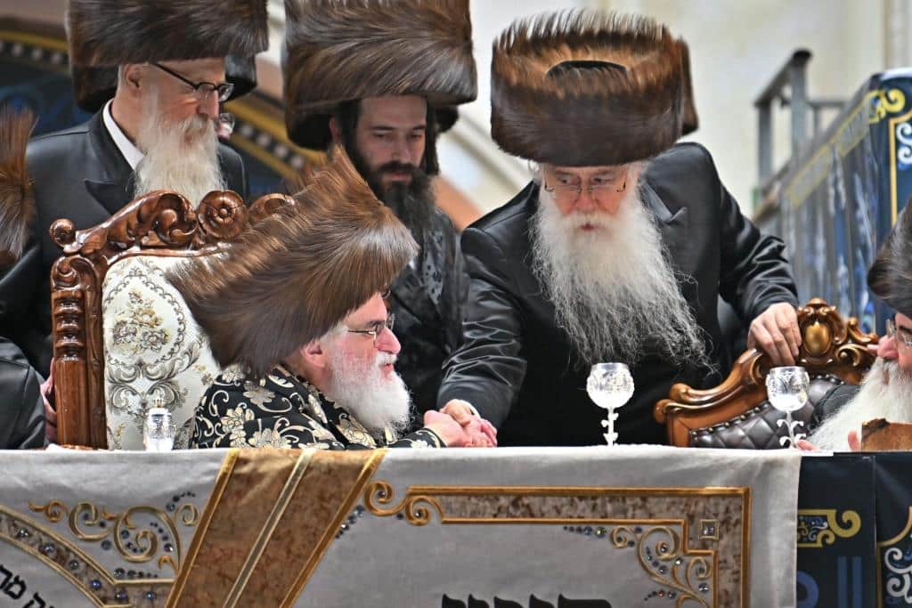 אלפים בשמחת בית ויז'ניץ ופרמישלאן  במתחם הדי סיטי בירושלים