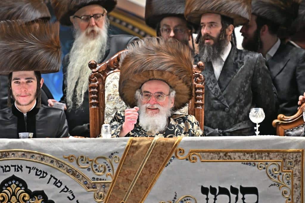 אלפים בשמחת בית ויז'ניץ ופרמישלאן  במתחם הדי סיטי בירושלים