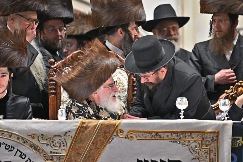 אלפים בשמחת בית ויז'ניץ ופרמישלאן  במתחם הדי סיטי בירושלים