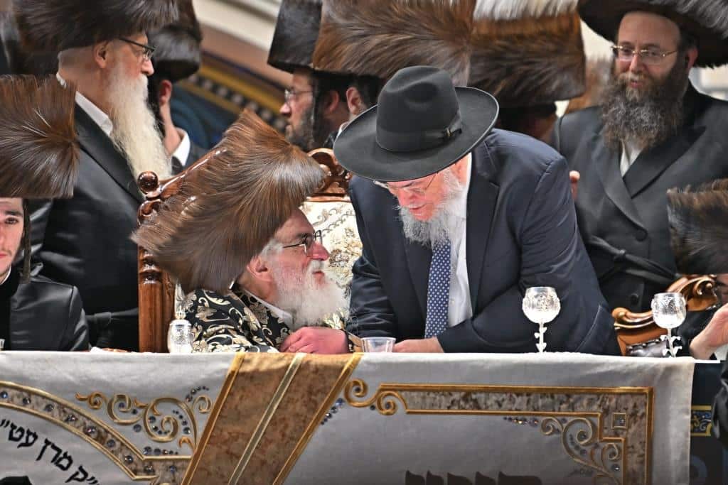 אלפים בשמחת בית ויז'ניץ ופרמישלאן  במתחם הדי סיטי בירושלים