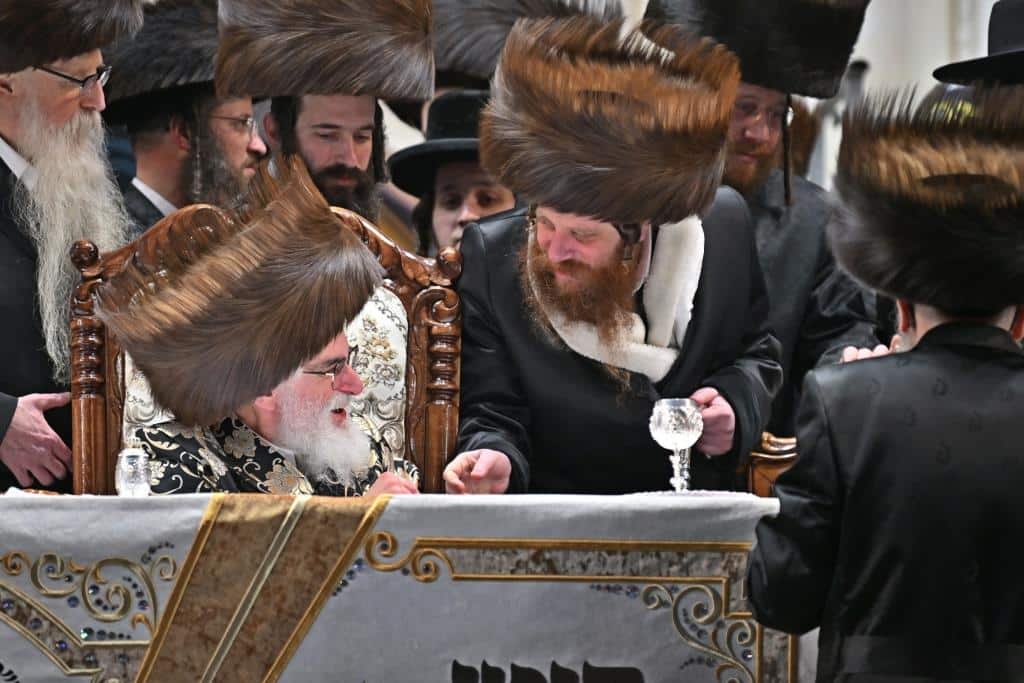 אלפים בשמחת בית ויז'ניץ ופרמישלאן  במתחם הדי סיטי בירושלים