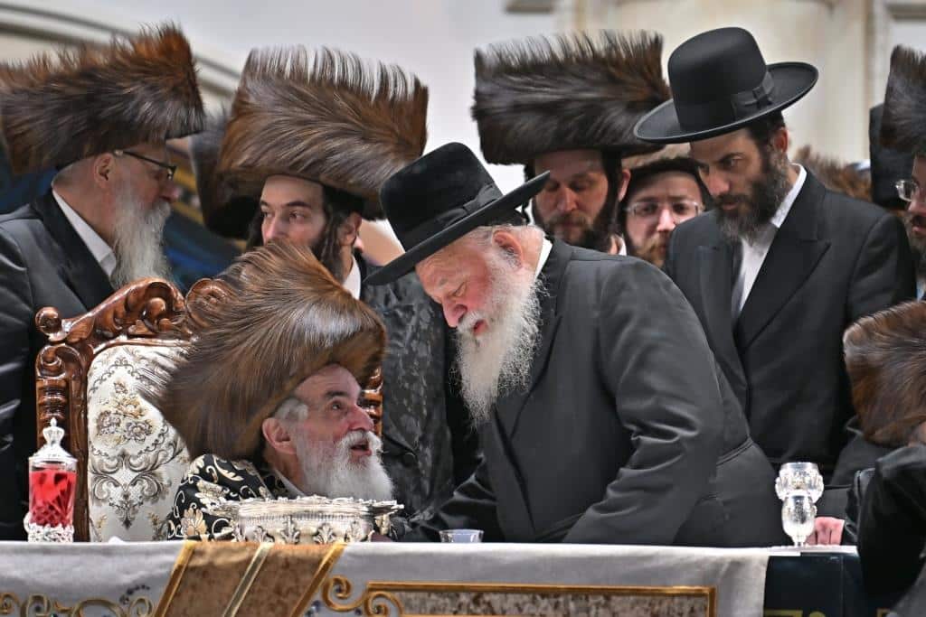 אלפים בשמחת בית ויז'ניץ ופרמישלאן  במתחם הדי סיטי בירושלים