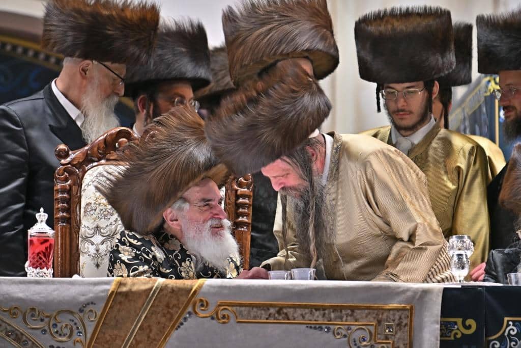 אלפים בשמחת בית ויז'ניץ ופרמישלאן  במתחם הדי סיטי בירושלים