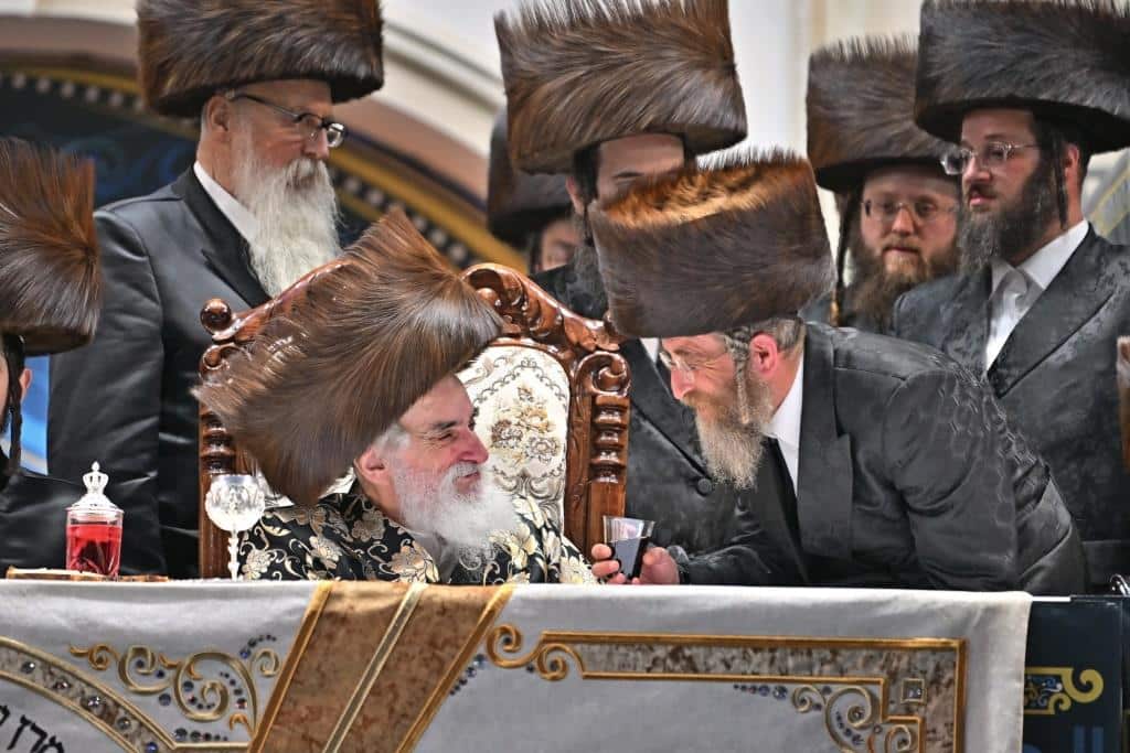 אלפים בשמחת בית ויז'ניץ ופרמישלאן  במתחם הדי סיטי בירושלים