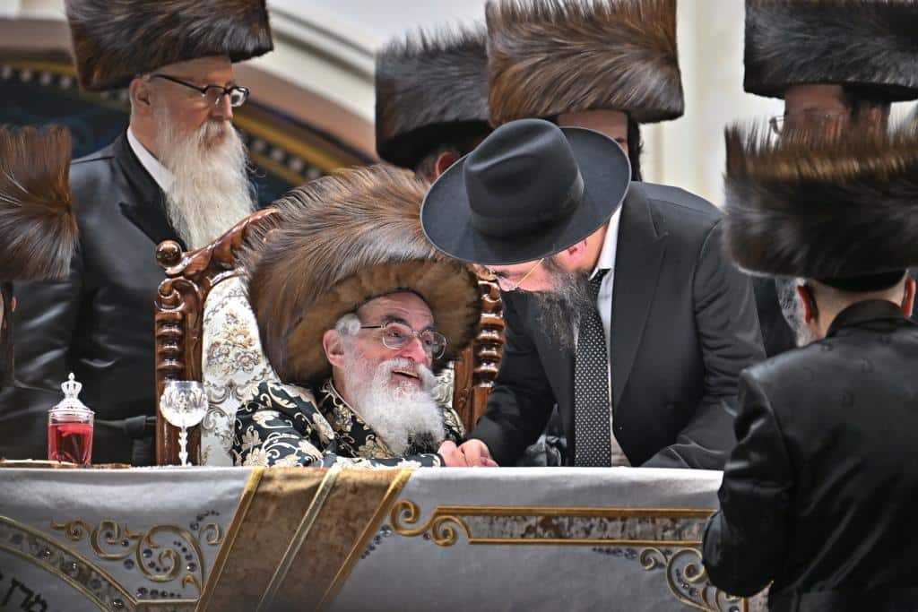 אלפים בשמחת בית ויז'ניץ ופרמישלאן  במתחם הדי סיטי בירושלים