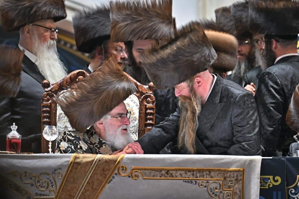 אלפים בשמחת בית ויז'ניץ ופרמישלאן  במתחם הדי סיטי בירושלים