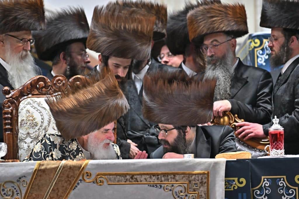 אלפים בשמחת בית ויז'ניץ ופרמישלאן  במתחם הדי סיטי בירושלים