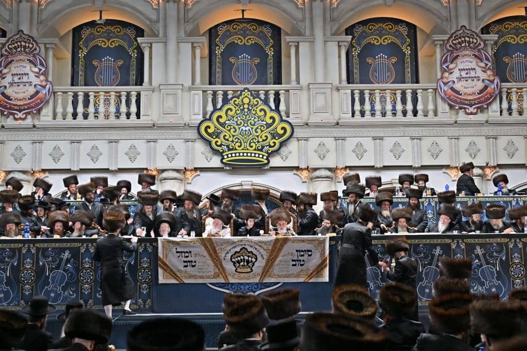 אלפים בשמחת בית ויז'ניץ ופרמישלאן  במתחם הדי סיטי בירושלים