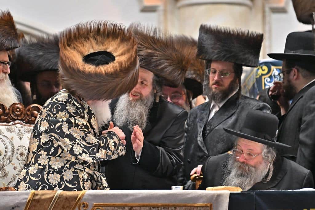 אלפים בשמחת בית ויז'ניץ ופרמישלאן  במתחם הדי סיטי בירושלים