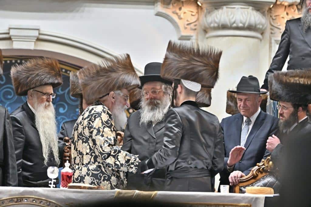 אלפים בשמחת בית ויז'ניץ ופרמישלאן  במתחם הדי סיטי בירושלים