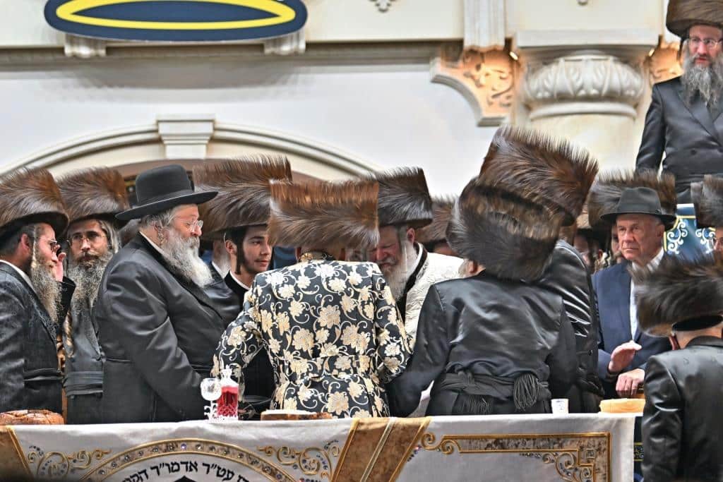 אלפים בשמחת בית ויז'ניץ ופרמישלאן  במתחם הדי סיטי בירושלים