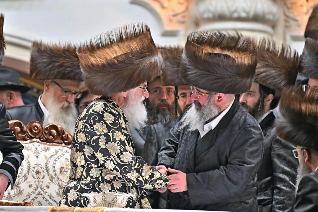 אלפים בשמחת בית ויז'ניץ ופרמישלאן  במתחם הדי סיטי בירושלים