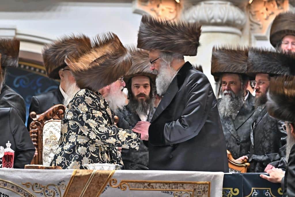 אלפים בשמחת בית ויז'ניץ ופרמישלאן  במתחם הדי סיטי בירושלים