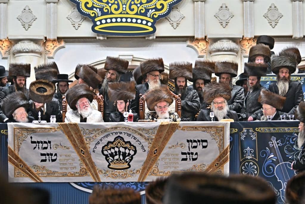 אלפים בשמחת בית ויז'ניץ ופרמישלאן  במתחם הדי סיטי בירושלים