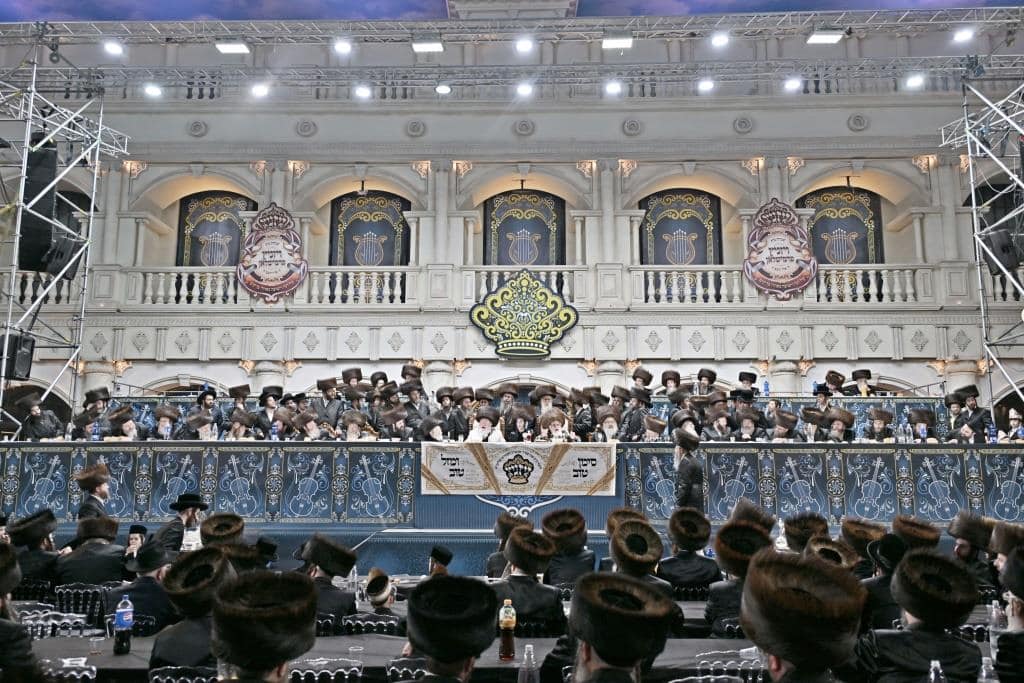 אלפים בשמחת בית ויז'ניץ ופרמישלאן  במתחם הדי סיטי בירושלים