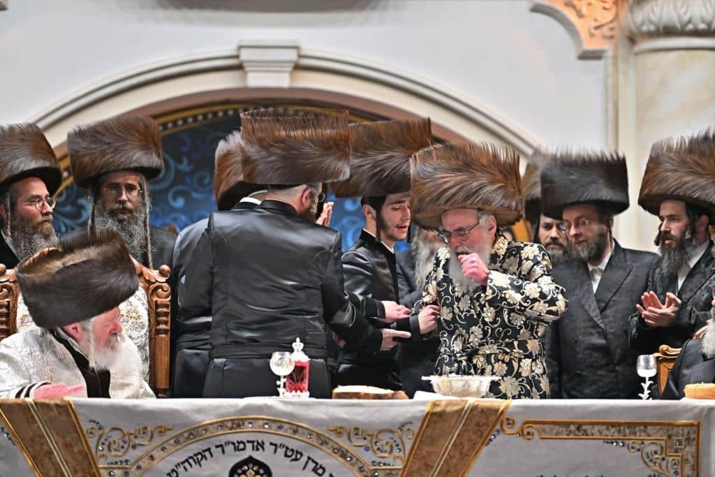 אלפים בשמחת בית ויז'ניץ ופרמישלאן  במתחם הדי סיטי בירושלים