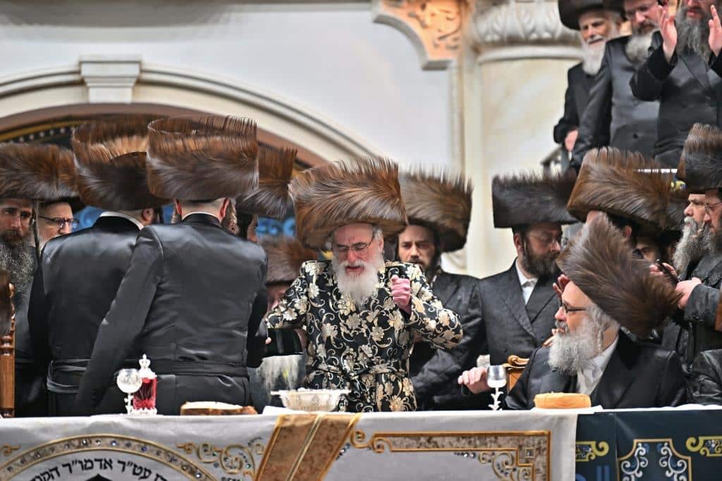 אלפים בשמחת בית ויז'ניץ ופרמישלאן  במתחם הדי סיטי בירושלים