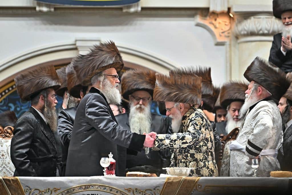 אלפים בשמחת בית ויז'ניץ ופרמישלאן  במתחם הדי סיטי בירושלים