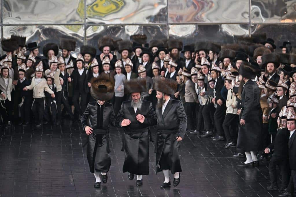 אלפים בשמחת בית ויז'ניץ ופרמישלאן  במתחם הדי סיטי בירושלים