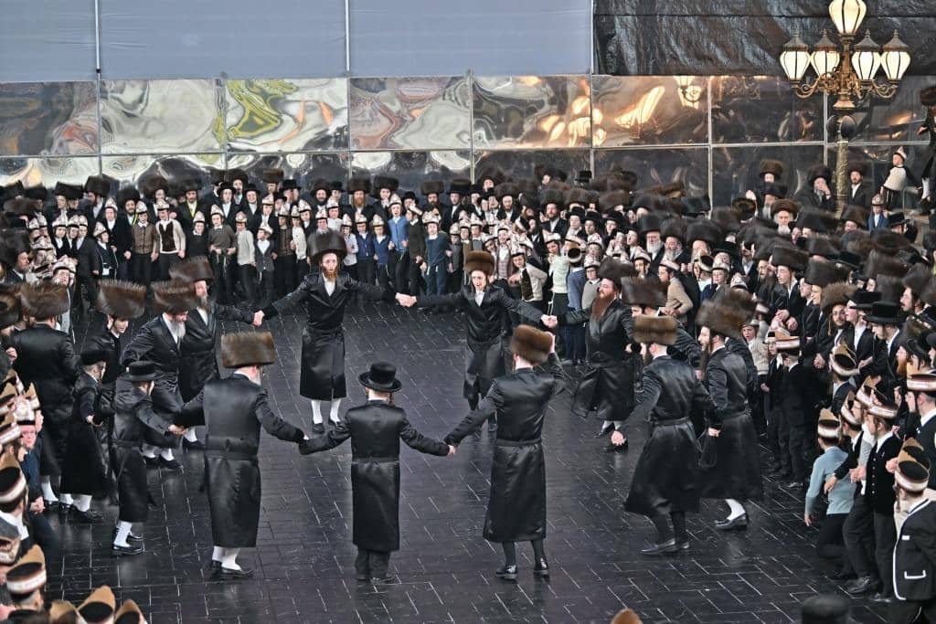 אלפים בשמחת בית ויז'ניץ ופרמישלאן  במתחם הדי סיטי בירושלים