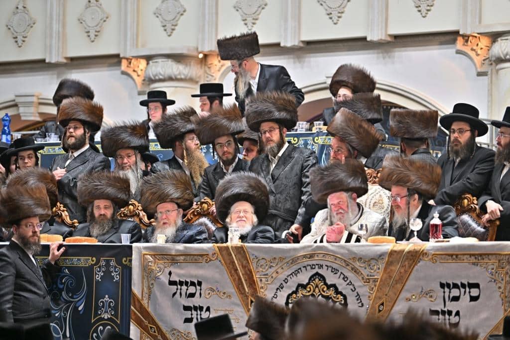 אלפים בשמחת בית ויז'ניץ ופרמישלאן  במתחם הדי סיטי בירושלים