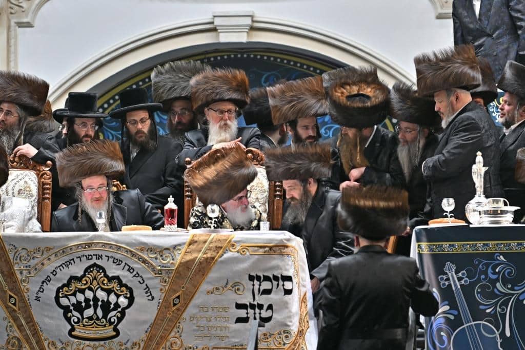 אלפים בשמחת בית ויז'ניץ ופרמישלאן  במתחם הדי סיטי בירושלים