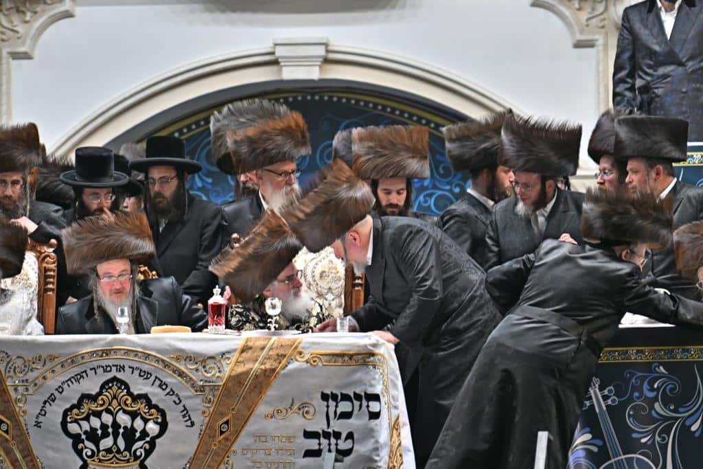 אלפים בשמחת בית ויז'ניץ ופרמישלאן  במתחם הדי סיטי בירושלים