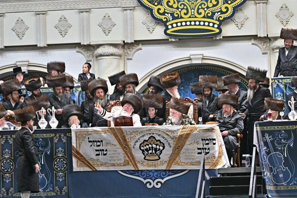 אלפים בשמחת בית ויז'ניץ ופרמישלאן  במתחם הדי סיטי בירושלים