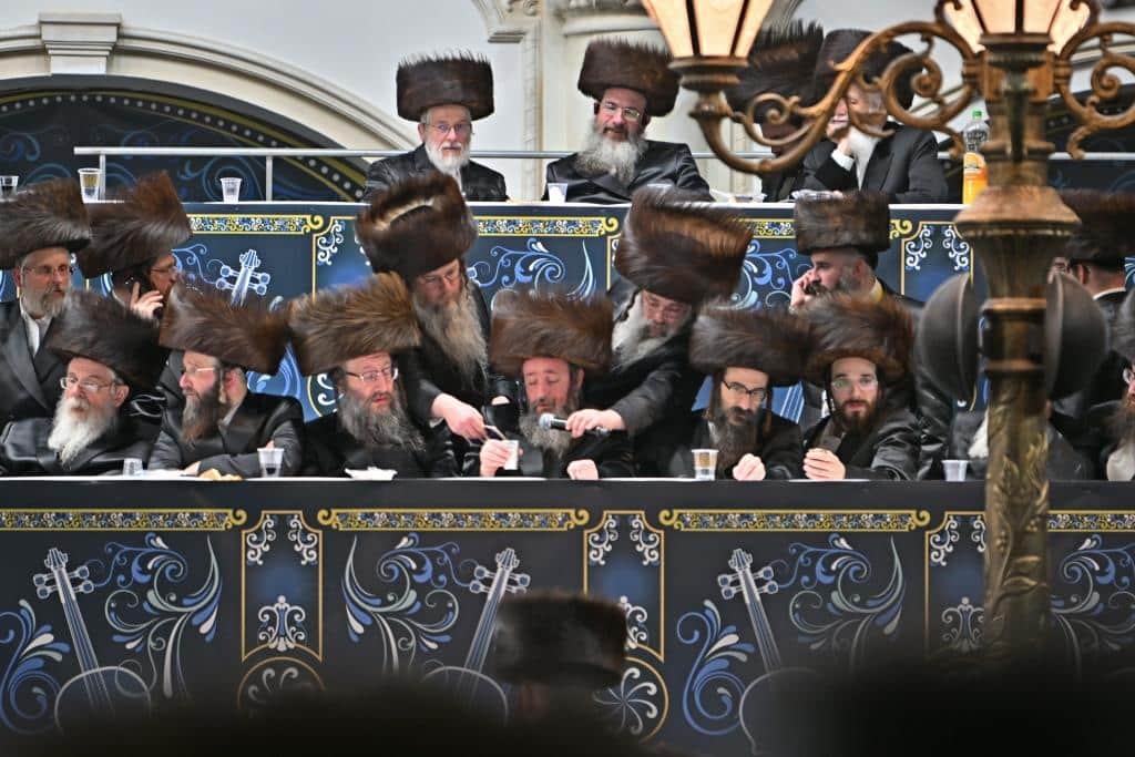 אלפים בשמחת בית ויז'ניץ ופרמישלאן  במתחם הדי סיטי בירושלים