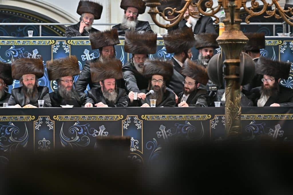 אלפים בשמחת בית ויז'ניץ ופרמישלאן  במתחם הדי סיטי בירושלים