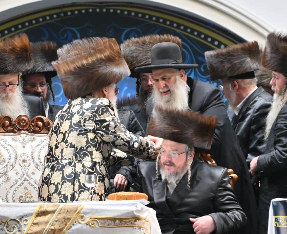 אלפים בשמחת בית ויז'ניץ ופרמישלאן  במתחם הדי סיטי בירושלים