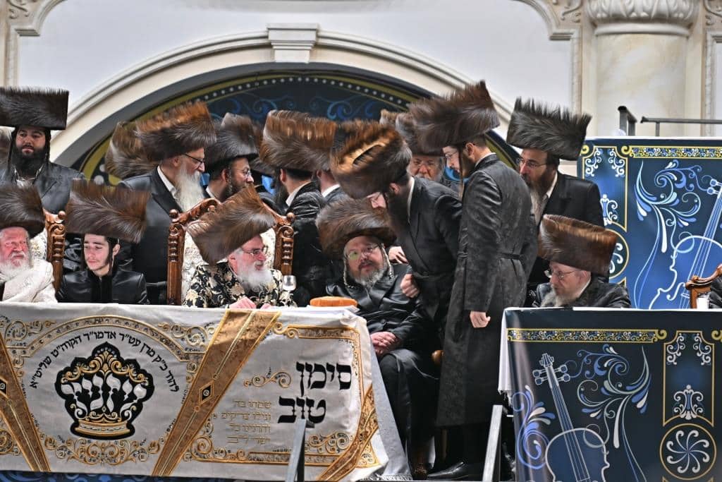 אלפים בשמחת בית ויז'ניץ ופרמישלאן  במתחם הדי סיטי בירושלים