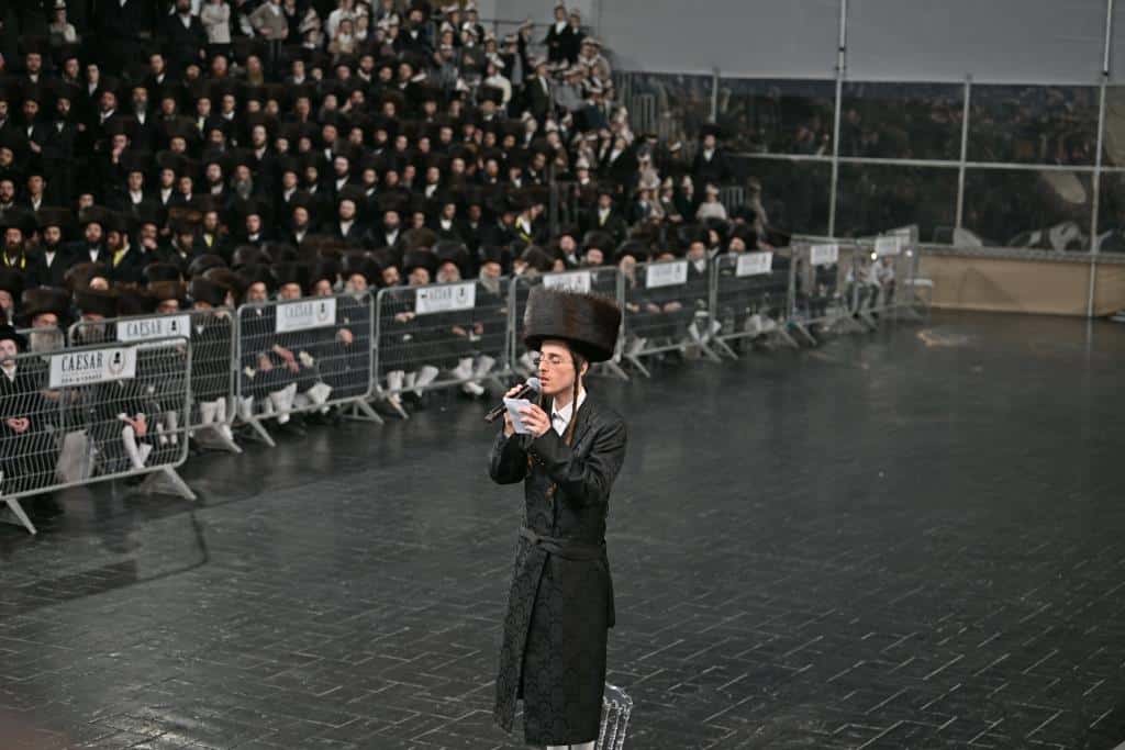 אלפים בשמחת בית ויז'ניץ ופרמישלאן  במתחם הדי סיטי בירושלים