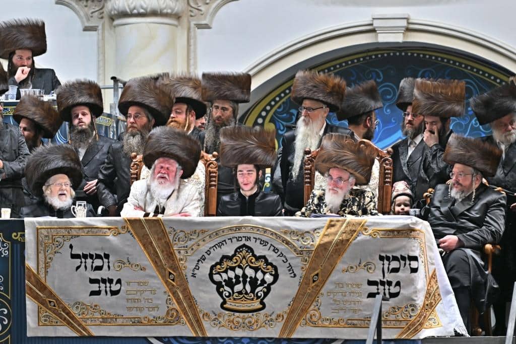 אלפים בשמחת בית ויז'ניץ ופרמישלאן  במתחם הדי סיטי בירושלים