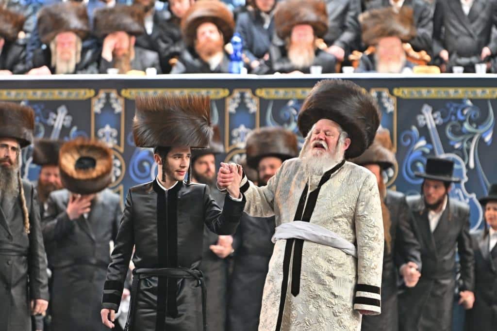 אלפים בשמחת בית ויז'ניץ ופרמישלאן  במתחם הדי סיטי בירושלים