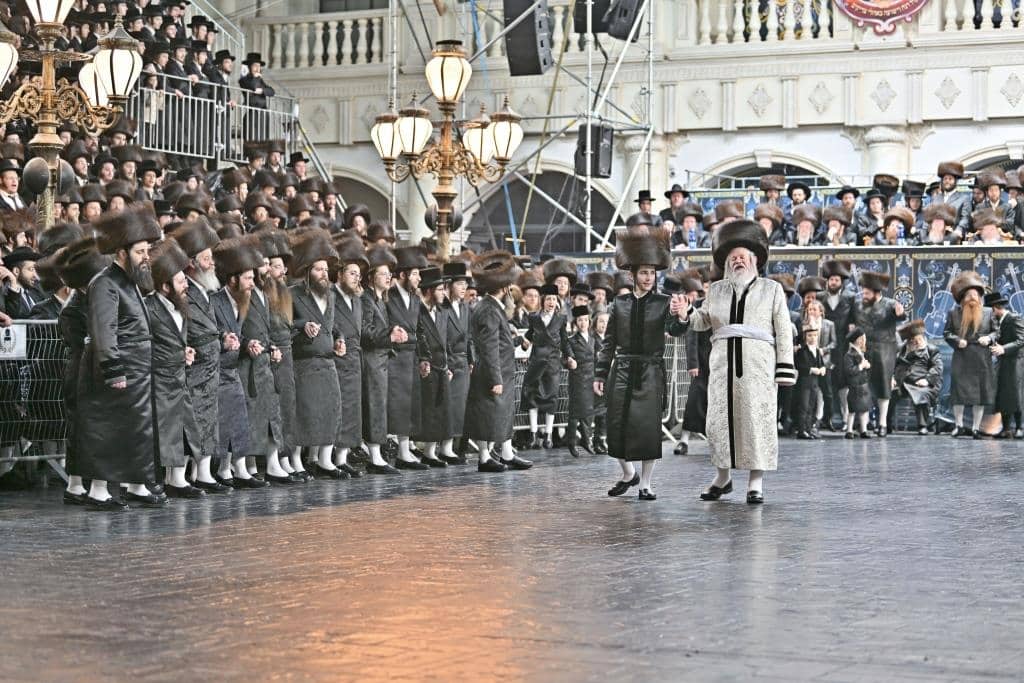 אלפים בשמחת בית ויז'ניץ ופרמישלאן  במתחם הדי סיטי בירושלים