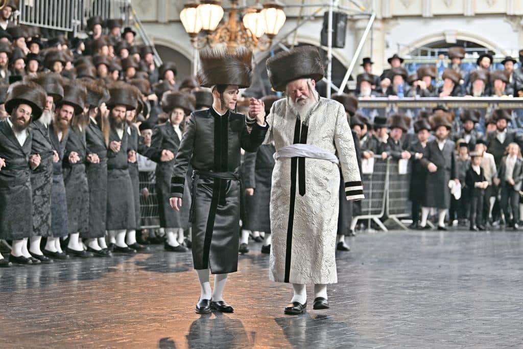 אלפים בשמחת בית ויז'ניץ ופרמישלאן  במתחם הדי סיטי בירושלים