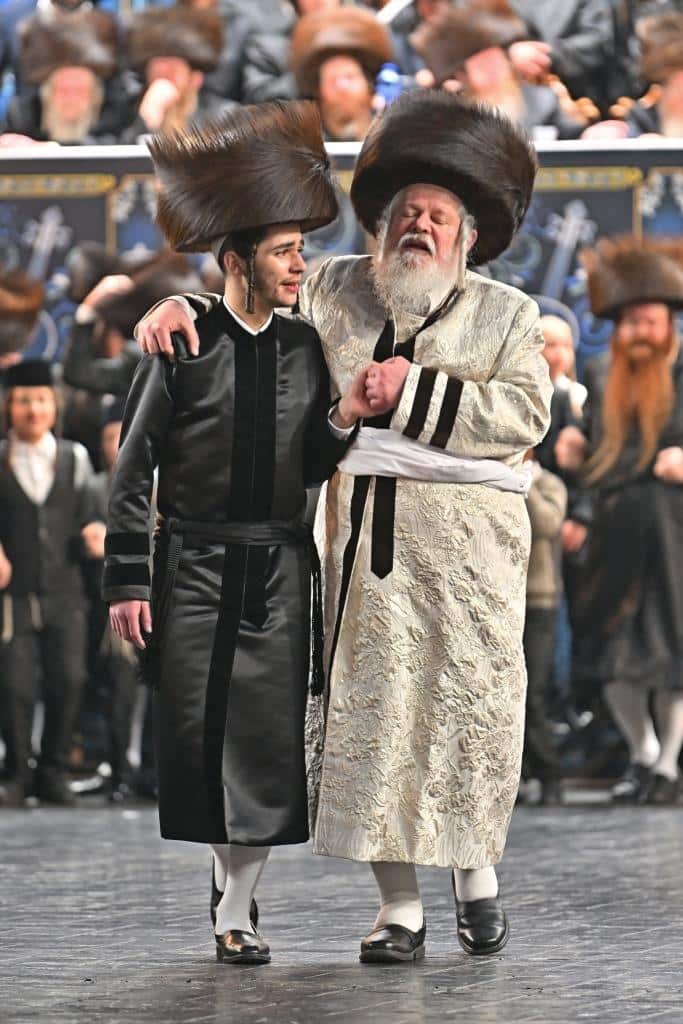 אלפים בשמחת בית ויז'ניץ ופרמישלאן  במתחם הדי סיטי בירושלים