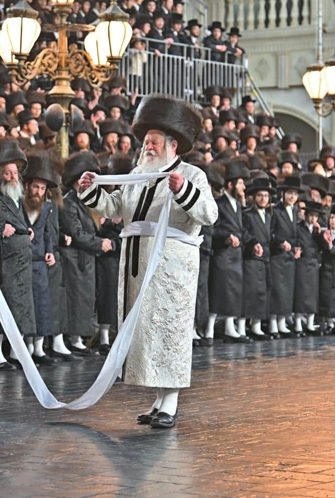 אלפים בשמחת בית ויז'ניץ ופרמישלאן  במתחם הדי סיטי בירושלים